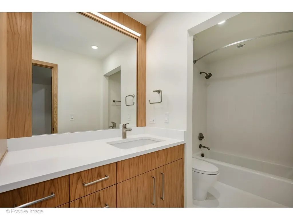 1307 North Sutton Place Chicago IL 60610