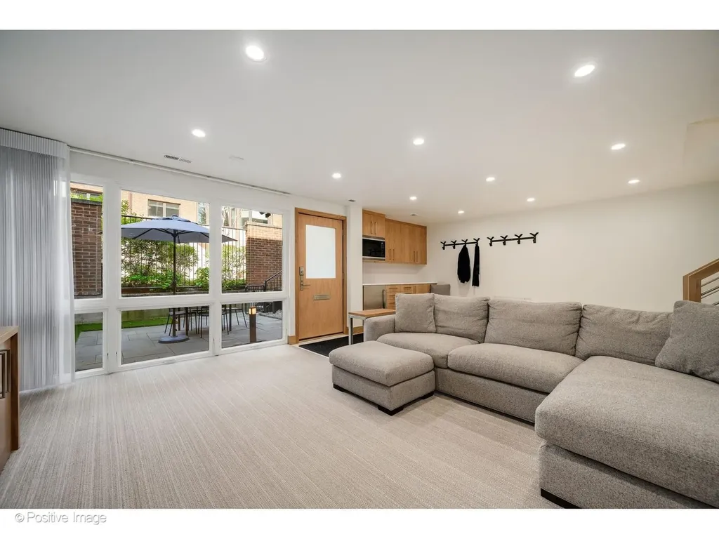 1307 North Sutton Place Chicago IL 60610