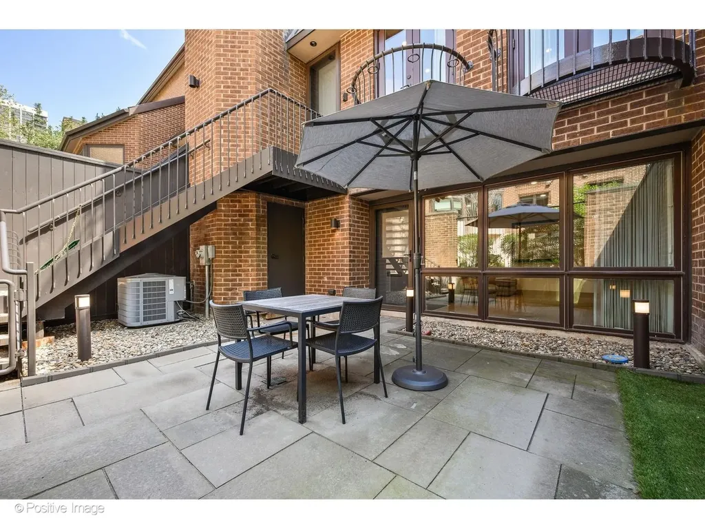 1307 North Sutton Place Chicago IL 60610