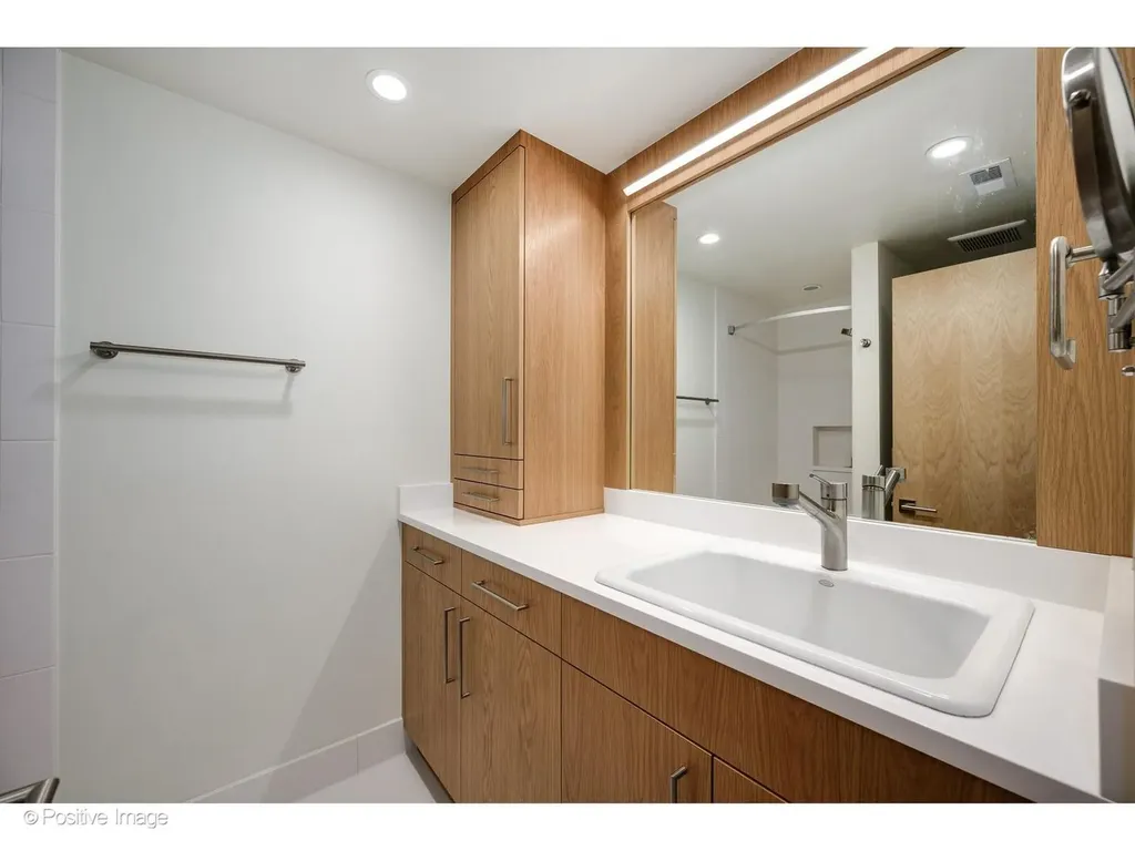 1307 North Sutton Place Chicago IL 60610