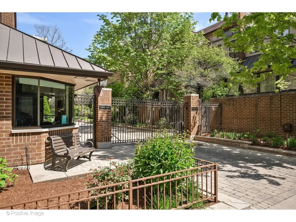 1307 North Sutton Place Chicago IL 60610