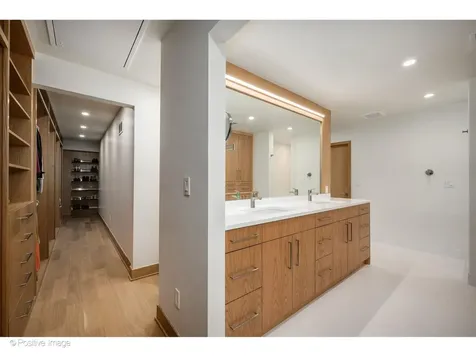 1307 North Sutton Place Chicago IL 60610