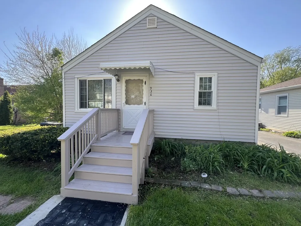 936 Russell Place Mundelein IL 60060
