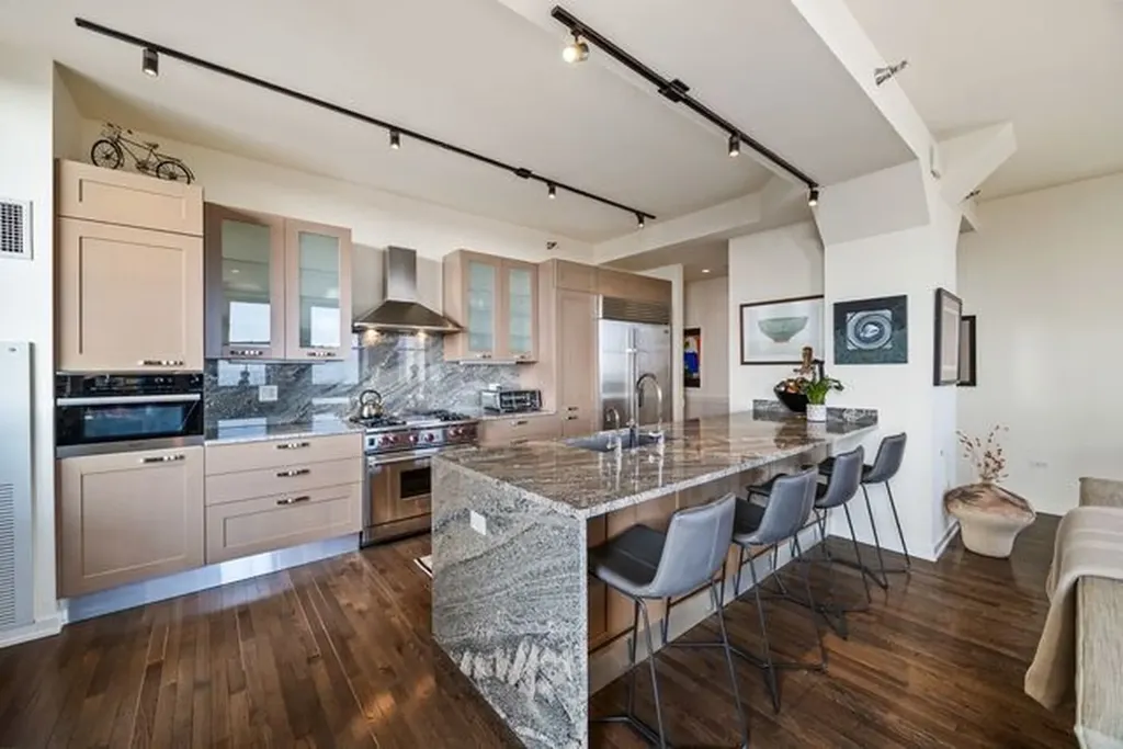 6 North Michigan Avenue Chicago IL 60602