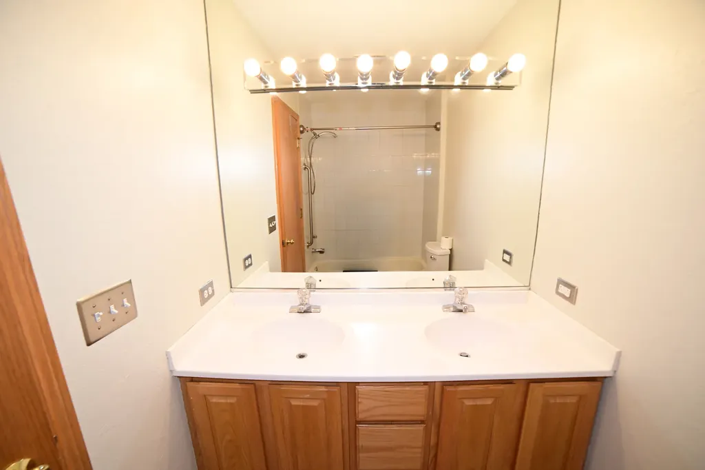 5805 West Eddy Street Chicago IL 60634