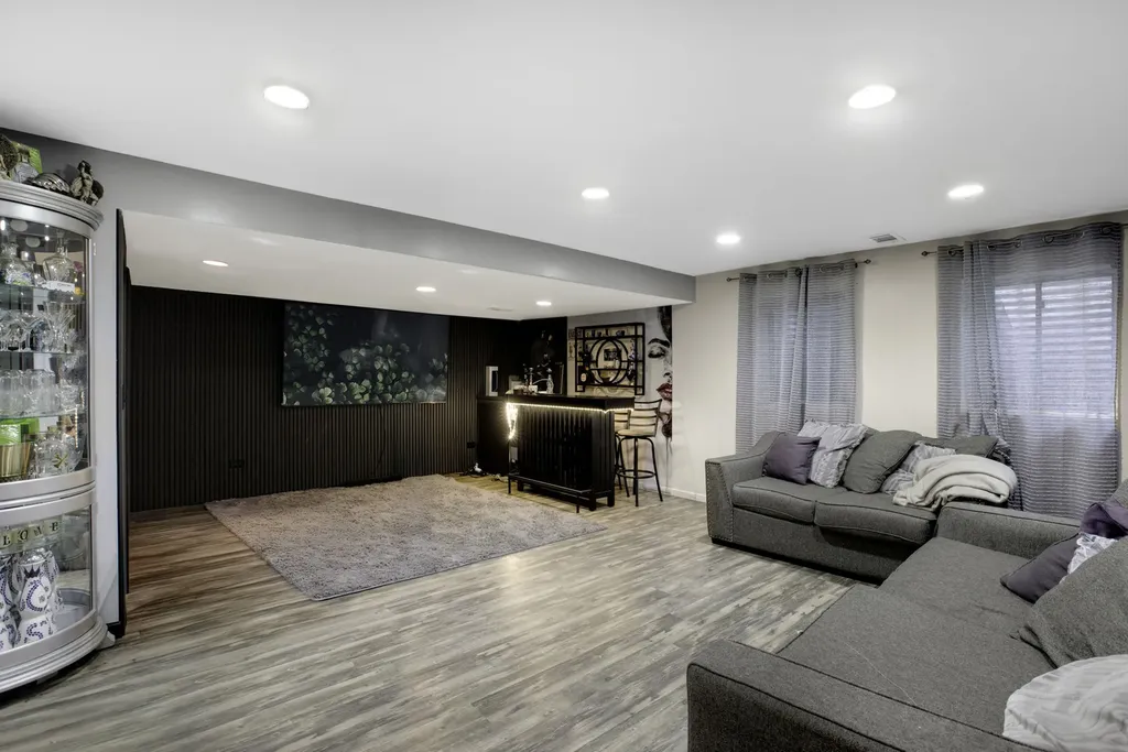 698 North Western Lane Addison IL 60101