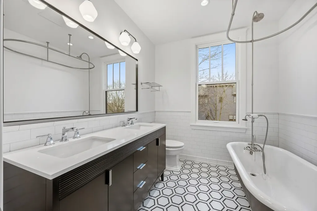 3902 North Hamilton Avenue Chicago IL 60618