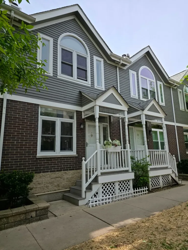 1139 West Roscoe Street Chicago IL 60657