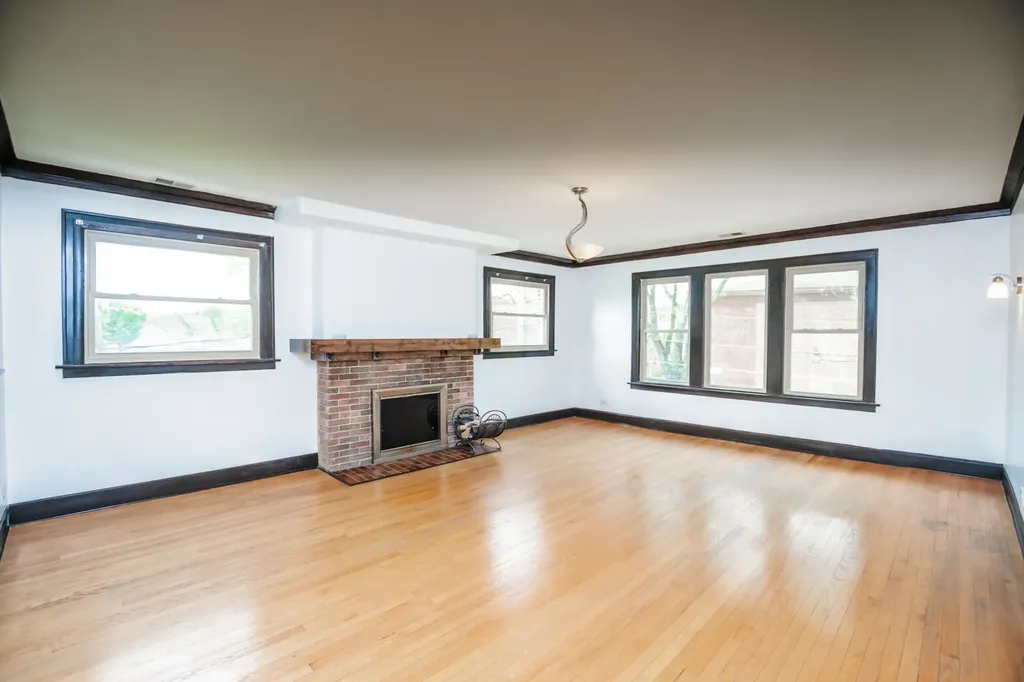 11127 South Homewood Avenue Chicago IL 60643