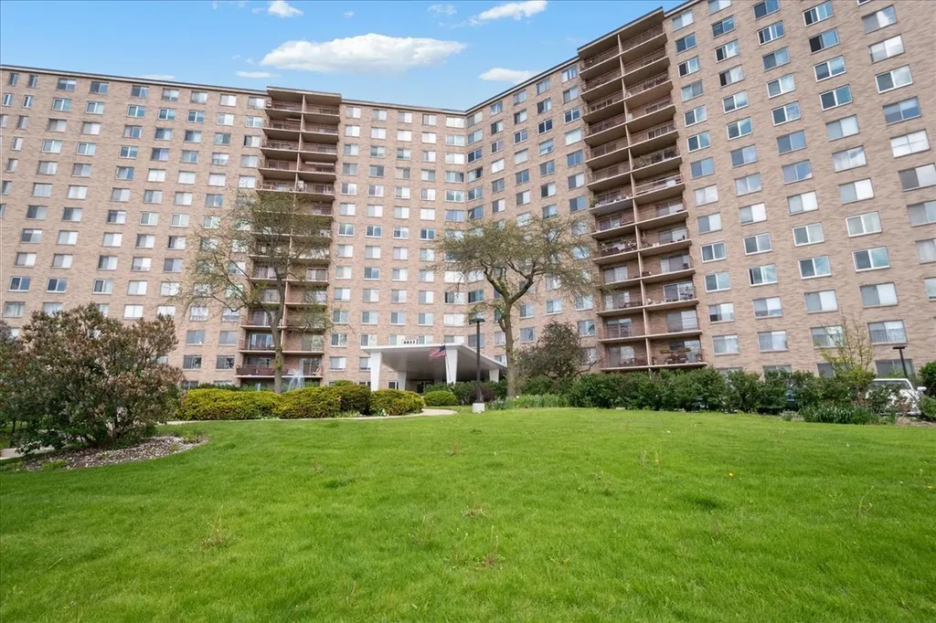 6833 North Kedzie Avenue Chicago IL 60645