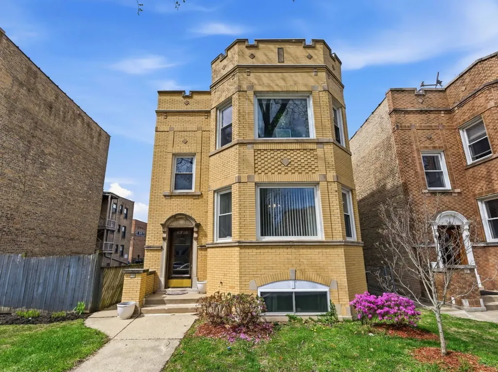 6710 North Artesian Avenue Chicago IL 60645