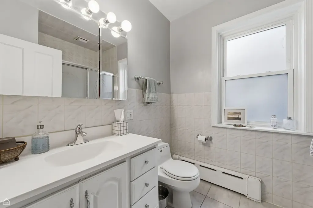 6710 North Artesian Avenue Chicago IL 60645
