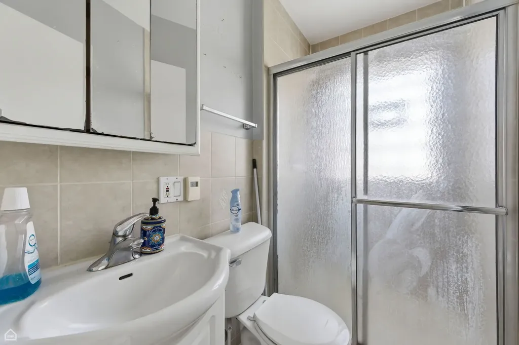 6710 North Artesian Avenue Chicago IL 60645