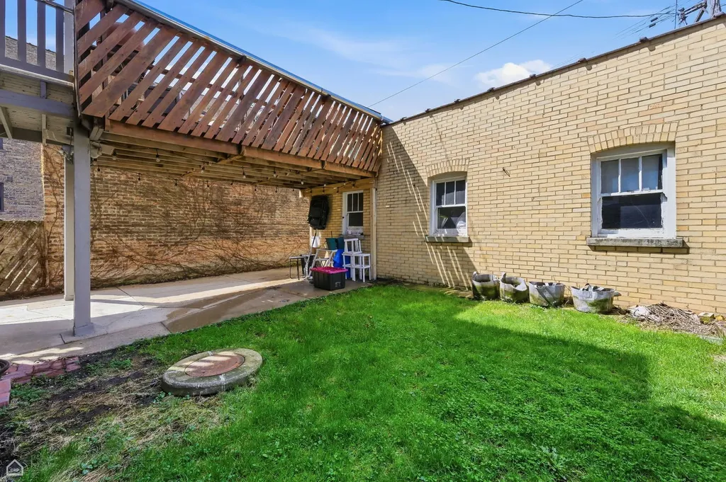 6710 North Artesian Avenue Chicago IL 60645