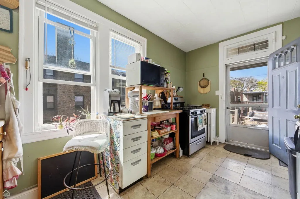 6710 North Artesian Avenue Chicago IL 60645