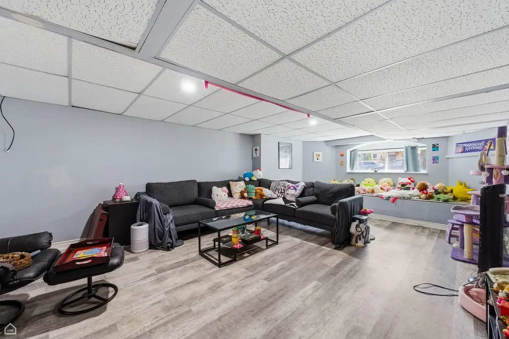 6710 North Artesian Avenue Chicago IL 60645