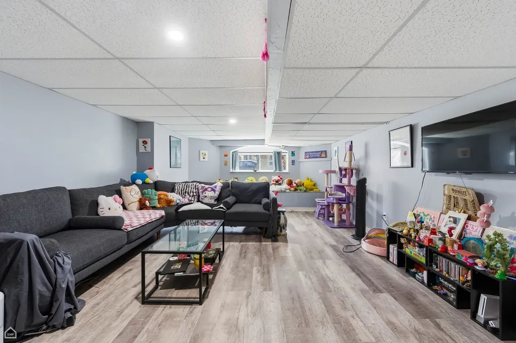 6710 North Artesian Avenue Chicago IL 60645