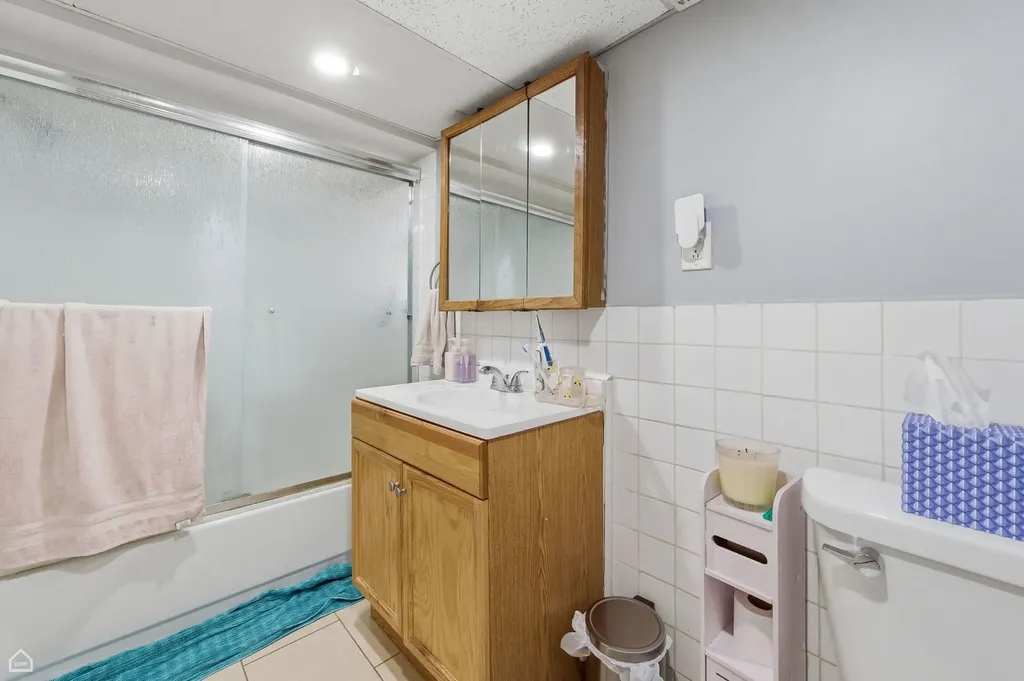 6710 North Artesian Avenue Chicago IL 60645