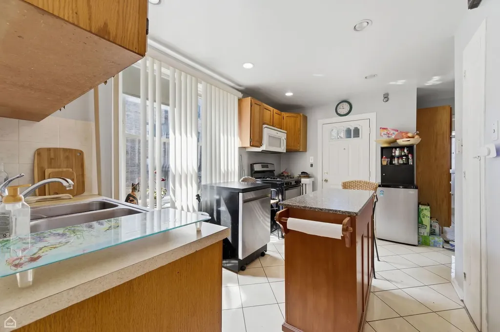 6710 North Artesian Avenue Chicago IL 60645