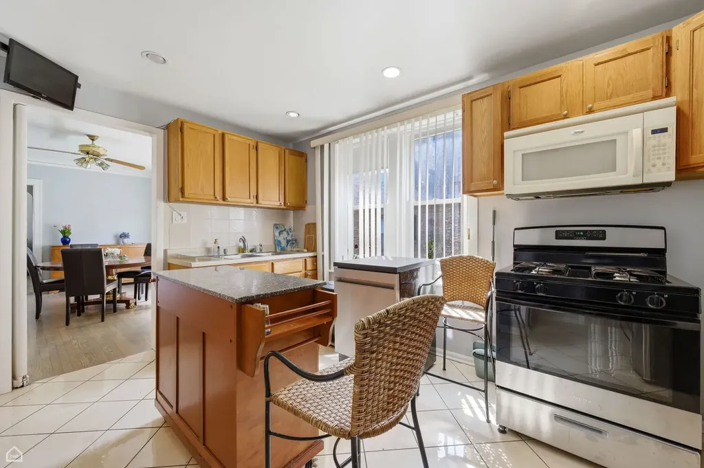 6710 North Artesian Avenue Chicago IL 60645