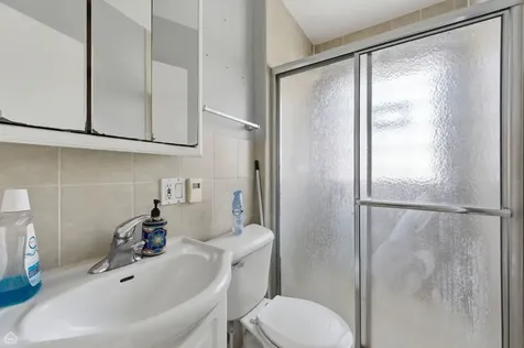 6710 North Artesian Avenue Chicago IL 60645