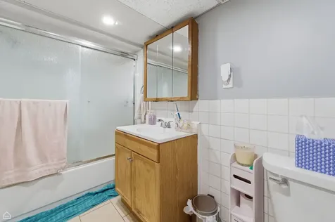 6710 North Artesian Avenue Chicago IL 60645