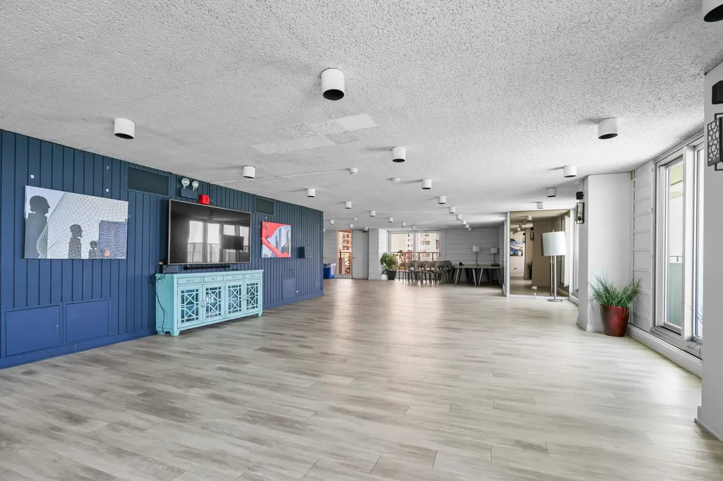 6033 North Sheridan Road Chicago IL 60660