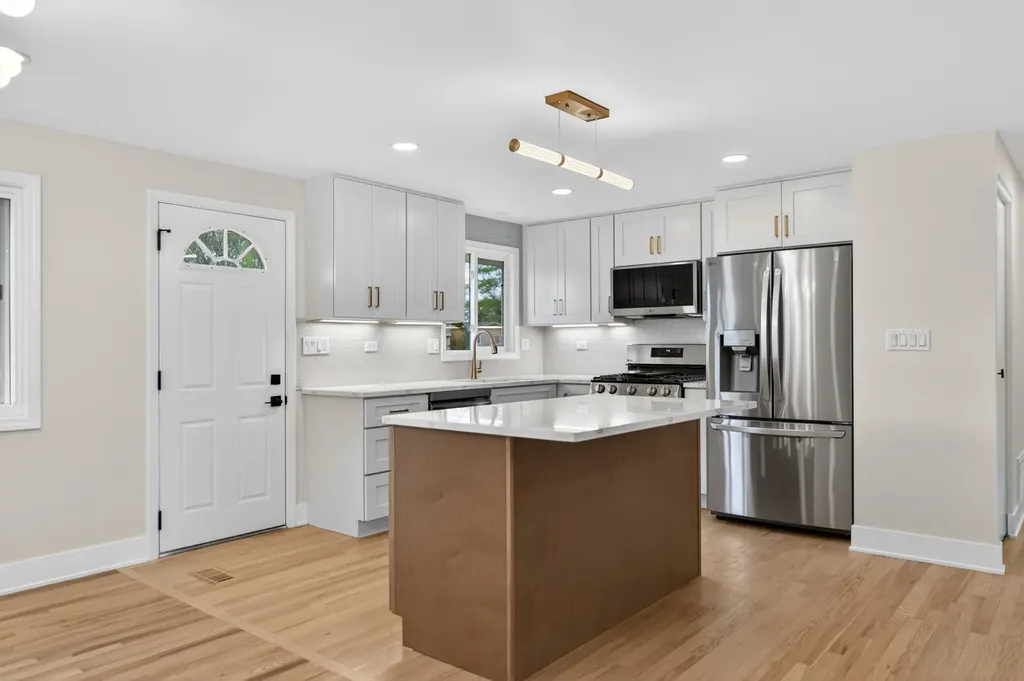 408 Desmond Drive Schaumburg IL 60193