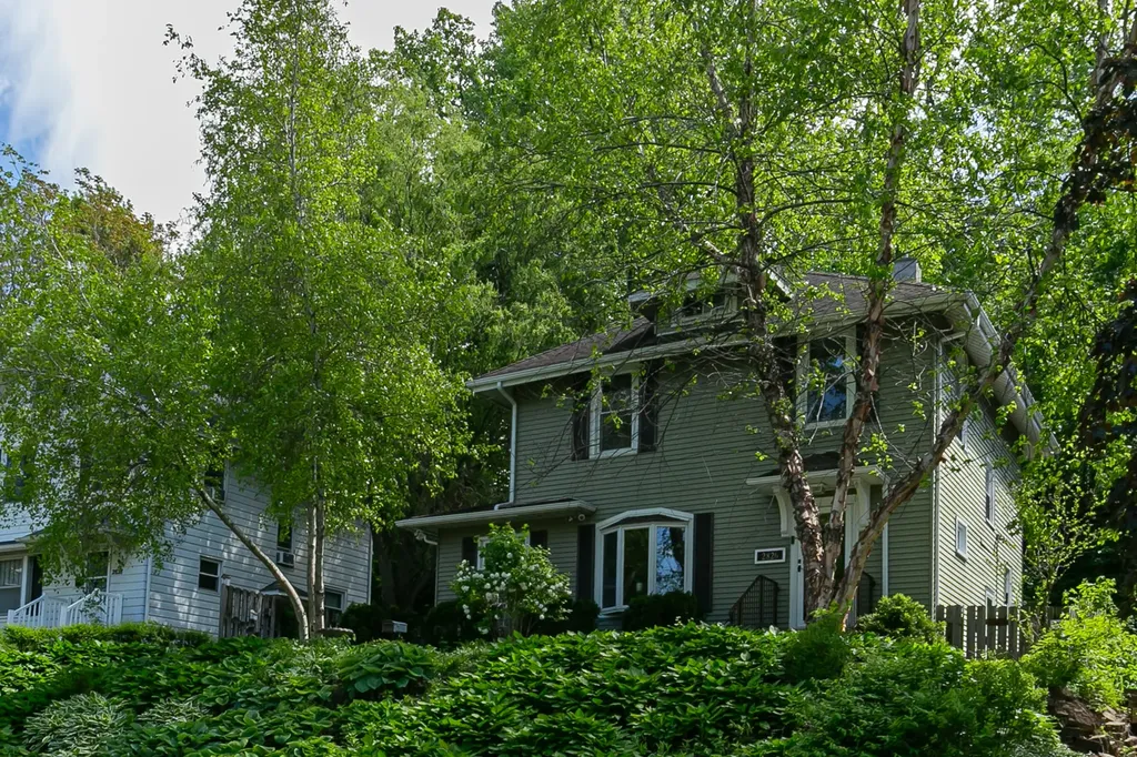 2826 8 1/2 Avenue Rock Island IL 61201