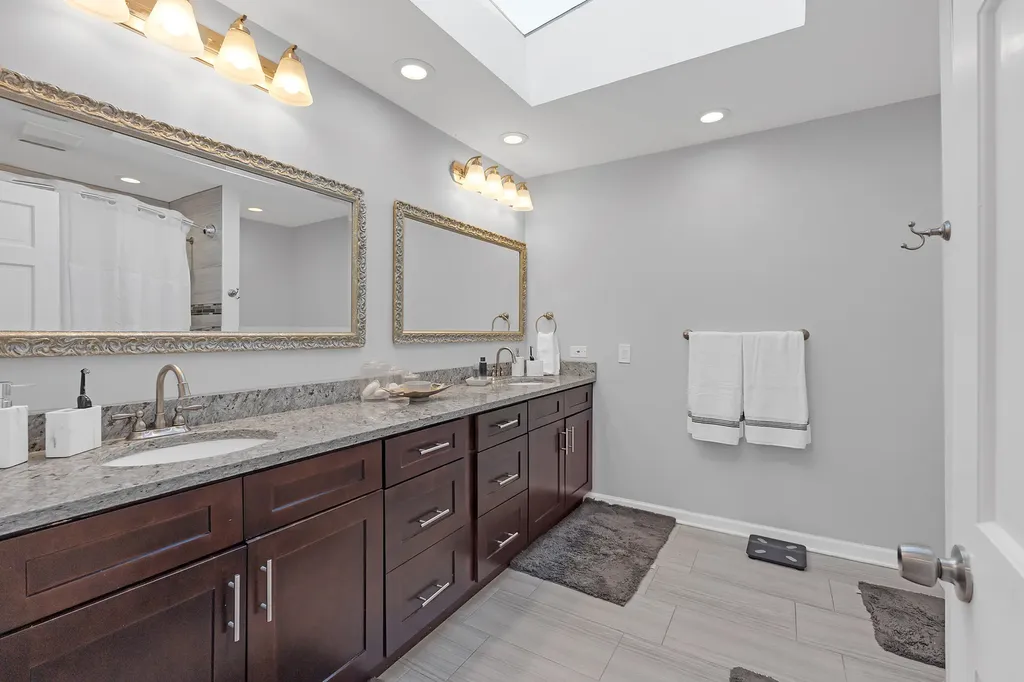 15 Devonshire Drive Oak Brook IL 60523