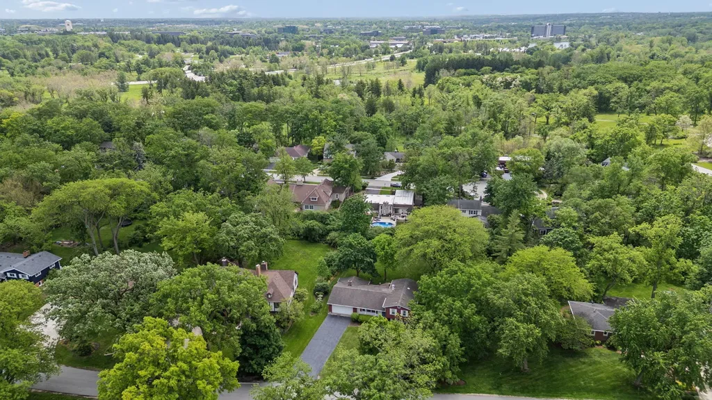 23W081 Red Oak Drive Glen Ellyn IL 60137