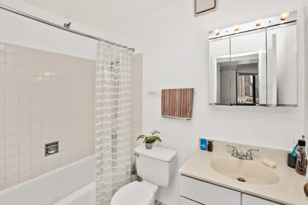 33 West Delaware Place Chicago IL 60610