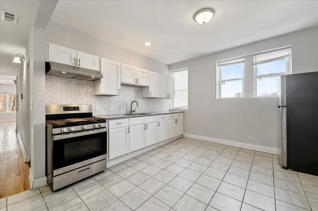 7515 South Essex Avenue Chicago IL 60649