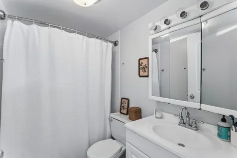 1712 Northfield Square Northfield IL 60093