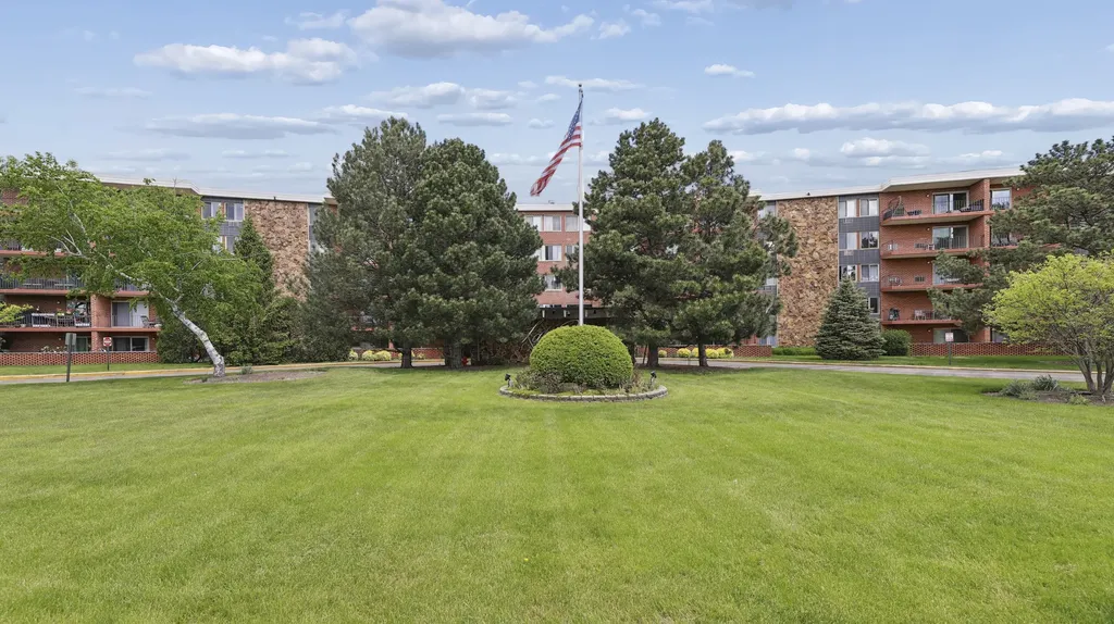 18 East Old Willow Road Prospect Heights IL 60070
