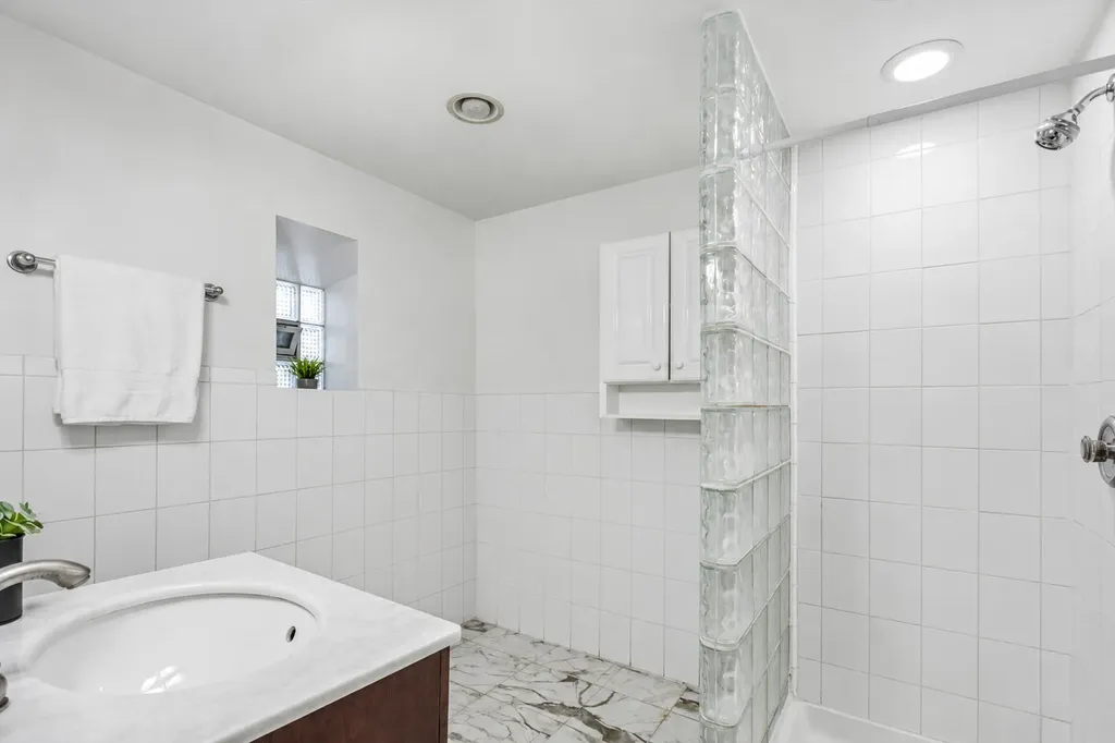 817 West Lawrence Avenue Chicago IL 60640