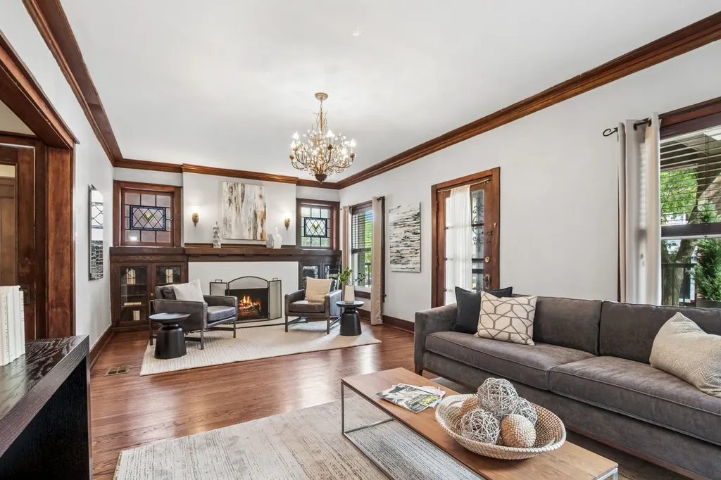 817 West Lawrence Avenue Chicago IL 60640