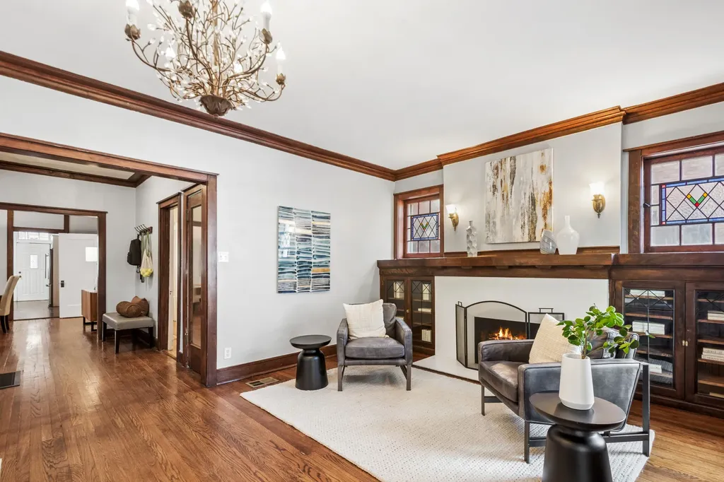 817 West Lawrence Avenue Chicago IL 60640