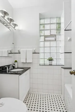 817 West Lawrence Avenue Chicago IL 60640