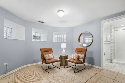 817 West Lawrence Avenue Chicago IL 60640