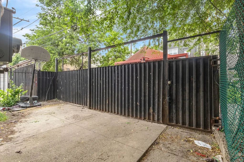 2243 South Sawyer Avenue Chicago IL 60623