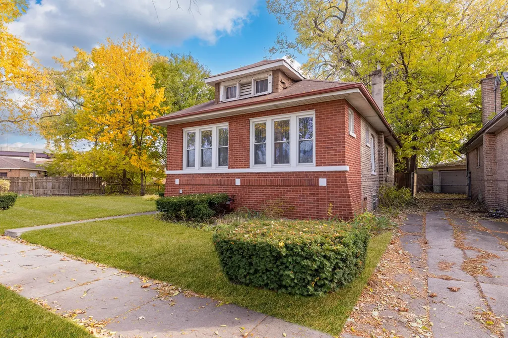 8129 South Cornell Avenue Chicago IL 60617