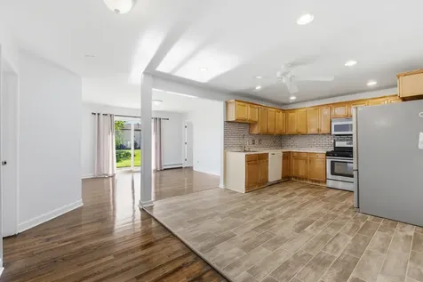 8828 North Leslie Lane Des Plaines IL 60016