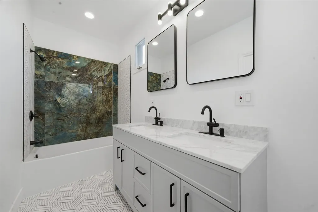939 North Harding Avenue Chicago IL 60651