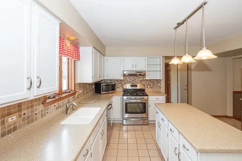 1404 Halifax Drive Mundelein IL 60060