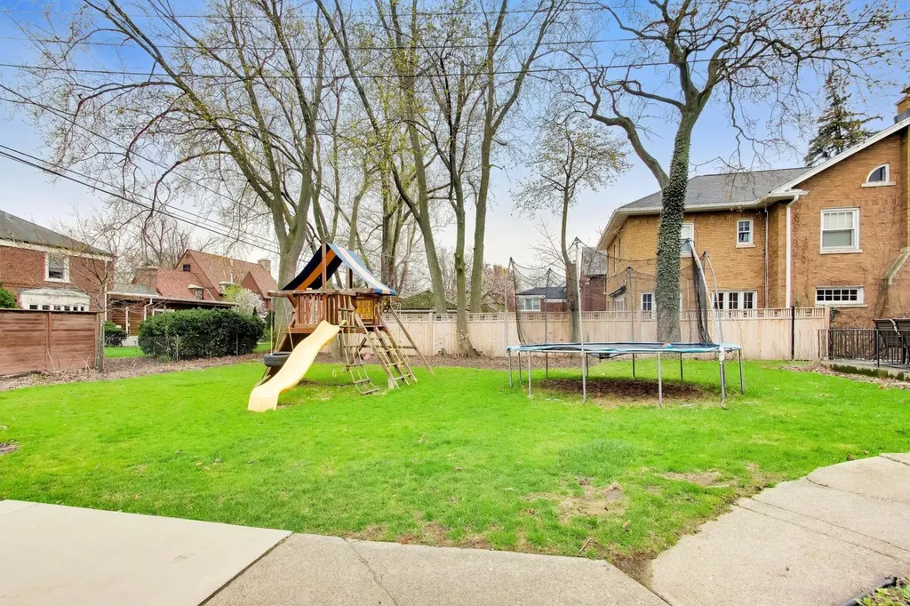 10041 South Hoyne Avenue Chicago IL 60643