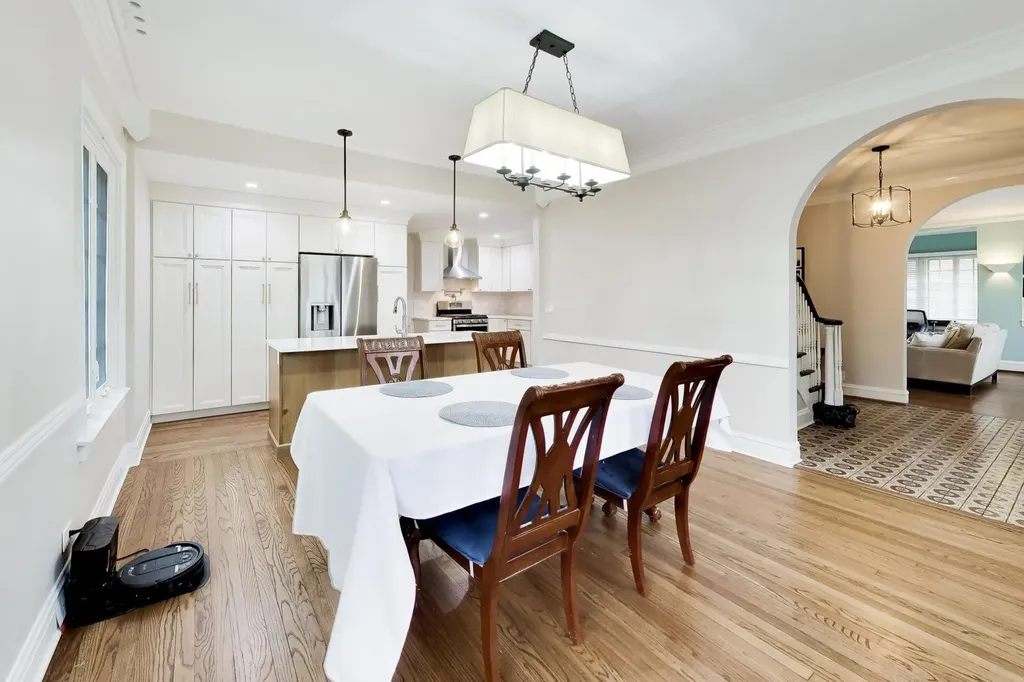 10041 South Hoyne Avenue Chicago IL 60643