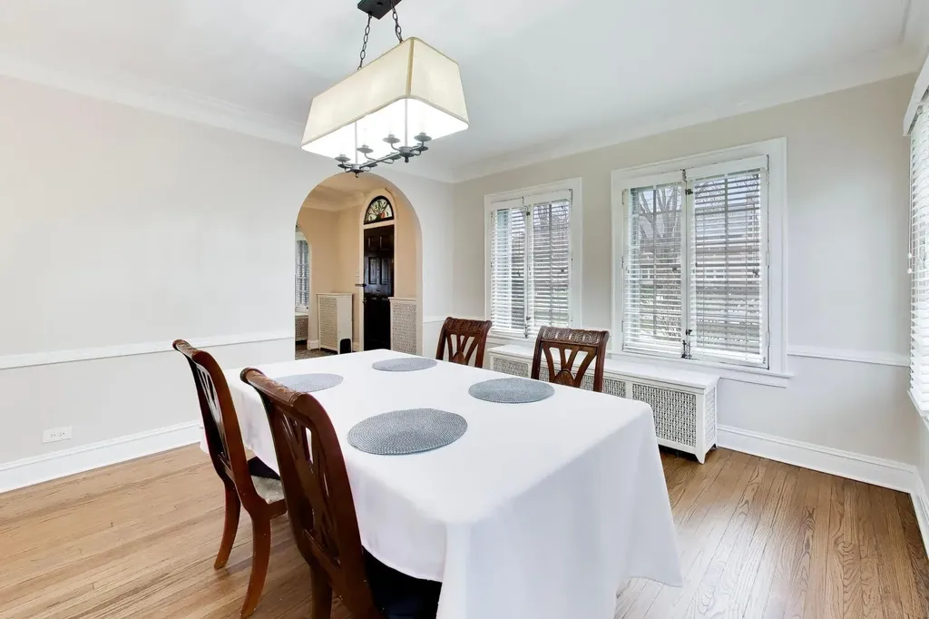 10041 South Hoyne Avenue Chicago IL 60643