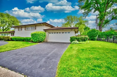 4351 West Chase Avenue Lincolnwood IL 60712