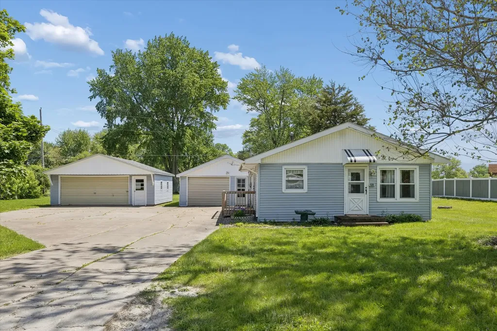 4368 9TH Street East Moline IL 61244